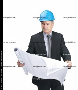 homens-maduros-construtores-trabalhadores-planos-de-revisao_240801